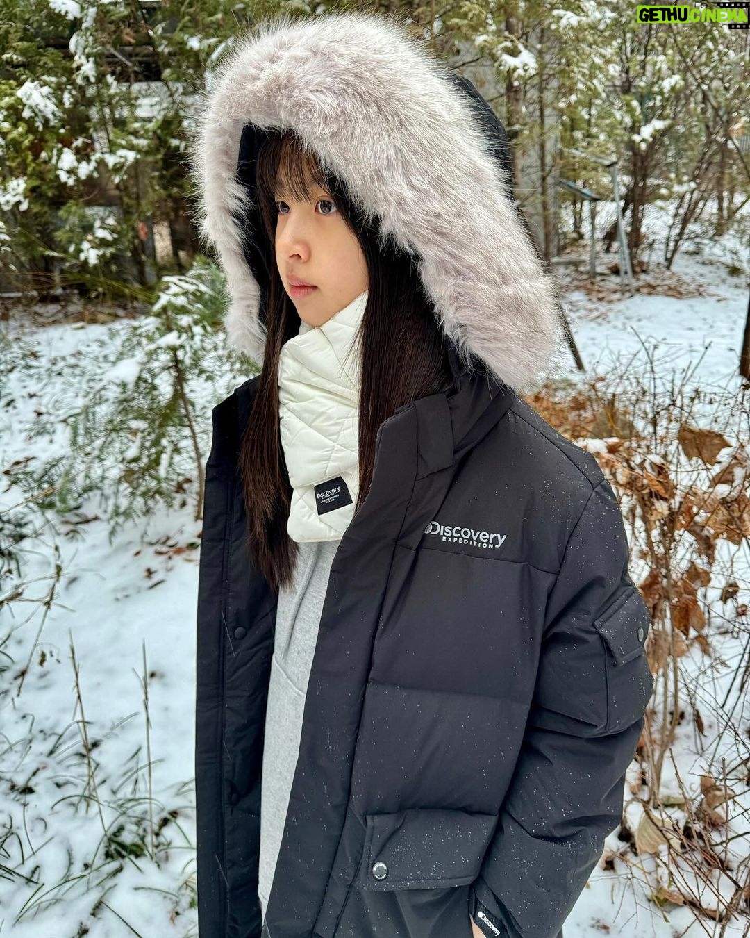 Ok Ye-rin Instagram - #광고 날씨가 많이 추워요 🥶 이럴땐 롱한 기장감의 롱패딩이 최고! 모자쓰면 얼굴에 오는 칼바람도 막아주고 눈이 내려도 탁탁 털어버리니 뽀송뽀송 ❄️ 새하얀 눈밭에서 반짝반짝 예린이 눈망울 아직은 추우니깐 옷 따뜻이 챙겨입기로해요 🤍 . . . @discoveryexpeditionkids_kr #리틀디스커버러 #디스커버리키즈 #키즈패딩 #디스커버리키즈패딩 #디스커버리키즈롱패딩 #여아패딩 #아동패딩 #주니어패딩 #키즈롱패딩 #주니어롱패딩 #키즈머플러