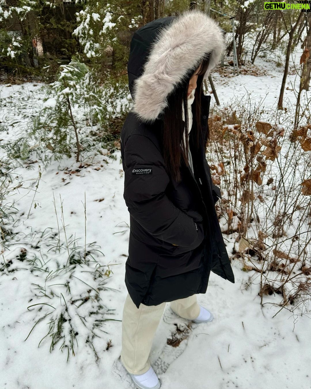 Ok Ye-rin Instagram - #광고 날씨가 많이 추워요 🥶 이럴땐 롱한 기장감의 롱패딩이 최고! 모자쓰면 얼굴에 오는 칼바람도 막아주고 눈이 내려도 탁탁 털어버리니 뽀송뽀송 ❄️ 새하얀 눈밭에서 반짝반짝 예린이 눈망울 아직은 추우니깐 옷 따뜻이 챙겨입기로해요 🤍 . . . @discoveryexpeditionkids_kr #리틀디스커버러 #디스커버리키즈 #키즈패딩 #디스커버리키즈패딩 #디스커버리키즈롱패딩 #여아패딩 #아동패딩 #주니어패딩 #키즈롱패딩 #주니어롱패딩 #키즈머플러