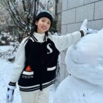 Ok Ye-rin Instagram - #제품협찬 온세상이 하얗게 눈내리던날 해맑은 예린이는 땀뻘뻘 흘리며 눈사람과 이글루를 만들었어요 ☃️❄️ @shysonofficial ☀️ 샤이선 가디건이랑 비니로 코디 했는데 제품이 고급스럽고 유니크한게 마음에 쏙 드네요 실내에서도 자주 입어질것 같아요🖤 #샤이선 #키즈코디 #주니어코디 #키즈아우터 #카즈비니 #아역배우 #옥예린