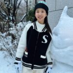 Ok Ye-rin Instagram - #제품협찬 온세상이 하얗게 눈내리던날 해맑은 예린이는 땀뻘뻘 흘리며 눈사람과 이글루를 만들었어요 ☃️❄️ @shysonofficial ☀️ 샤이선 가디건이랑 비니로 코디 했는데 제품이 고급스럽고 유니크한게 마음에 쏙 드네요 실내에서도 자주 입어질것 같아요🖤 #샤이선 #키즈코디 #주니어코디 #키즈아우터 #카즈비니 #아역배우 #옥예린