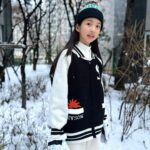 Ok Ye-rin Instagram - #제품협찬 온세상이 하얗게 눈내리던날 해맑은 예린이는 땀뻘뻘 흘리며 눈사람과 이글루를 만들었어요 ☃️❄️ @shysonofficial ☀️ 샤이선 가디건이랑 비니로 코디 했는데 제품이 고급스럽고 유니크한게 마음에 쏙 드네요 실내에서도 자주 입어질것 같아요🖤 #샤이선 #키즈코디 #주니어코디 #키즈아우터 #카즈비니 #아역배우 #옥예린