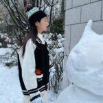 Ok Ye-rin Instagram - #제품협찬 온세상이 하얗게 눈내리던날 해맑은 예린이는 땀뻘뻘 흘리며 눈사람과 이글루를 만들었어요 ☃️❄️ @shysonofficial ☀️ 샤이선 가디건이랑 비니로 코디 했는데 제품이 고급스럽고 유니크한게 마음에 쏙 드네요 실내에서도 자주 입어질것 같아요🖤 #샤이선 #키즈코디 #주니어코디 #키즈아우터 #카즈비니 #아역배우 #옥예린