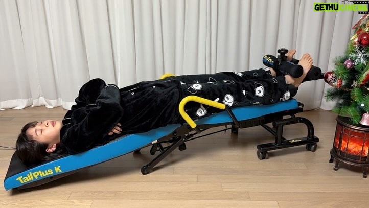 Ok Ye-rin Instagram - #제품협찬 잠들기전 톨플러스 사용한지도 어느덧 1년 올한해 무럭무럭 크느라 수고한 예린이 내년에도 잘부탁해 🤗 🌈 @tallplusp 성장판 기능성 운동효과로 성장호르몬 3.36배 증가 전국 한의원 성장클리닉에서 사용중 전신 견인 스트레칭으로 온가족용 운동기구 #톨플러스K #키크는방법 #키크는운동 #성장판운동 #자세교정 #숨은키찾기 #전신스트레칭 #아역배우 #옥예린 #초6 #비율천재