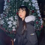 Ok Ye-rin Instagram - #제품협찬 갑자기 추워진 날씨에 내셔널지오그래픽의 구스다운 롱패딩과 방한화를 신었어요 큼지막한 모자까지 있어서 얼굴 바람 다막아주는 효자템 🥰 이제 곧 크리스마스네요 🎄 곳곳에 예쁜 트리가 많이보여요 좋은 계획들 있으신가요? ^^ 내일도 옷 따뜻하게 챙기세요 🌟 @ng_apparel.kids #내셔널지오그래픽키즈 #내셔널지오그래픽 #옥예린 #키즈롱패딩 #키즈패딩 #주니어패딩 #키즈방한화 #키즈겨울패션 #키즈겨울아이템 #키즈옷 #키즈코디 #주니어옷