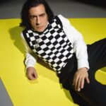 Okan Bayülgen Instagram - PERSONA; insanlarla ilişki kurarken bazen bilinçli çoğu zaman da bilinçsiz taktığımız bir maske… Esquire, dünyadaki 90, Türkiye’deki 30. yılında en başta kendi personasını sorgulayarak ve yeniden anlamlandırarak değişiyor. Toplumdaki ve kendimizdeki “kimlik”leri anlamamız için bize en önemli yol gösterici olan oyuncular eşliğinde. Esquire Türkiye’nin #persona temalı özel sayısı dört farklı kapağıyla şimdi raflarda. Proje ve Fikir: @alitufankoc & Cheer Media Kreatif Direktör: @anilcan_ Kapak ve Tipografi: @artistudyo Fotoğraf: @erginturunc Röportaj: @alitufankoc Fotoğraf Editörü: @mugeyorulmazguven Fotoğraf Asistanları: @izgiyilmaaz Editör: @ozgedinc Prodüksiyon: @mcyildiz_ @kadiryigitkilic Proje Koordinasyon: @mcyildiz_ @sahincakiroglu Dijital Editör ve Prodüksiyon Asistanı: @berfinrs Moda Direktörü: @anilcan_ Kostüm Şefi: @dilarabegum Moda Asistanı: @alphthekid Saç: @dogukanpunar Saç Asistanları: @hairbyataberkgul @enesucarofficial Makyaj: @sherry.neserii Video: @pelinkacar Video DoP: @onurcabi Video Backstage: @yigithan.aciktuna Işık Şefi: @okanatas Işık Asistanları: @arifbilbay @mertatss Set Koordinasyon: @senakaynakin Özel Teşekkürler: @pinaryuzbasigil @damat_official #işbirliği