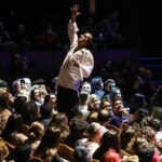 Okan Bayülgen Instagram - Repost from @tastecode • Shakespeare’in III. Richard çevirisi, Okan Bayülgen’in dokunuşuyla tiyatro sahnelerinde! Okan Bayülgen, bu yeni yüzyılın ilk çeyreğinden bakıyor Shakespeare’in Richard’ına. Modern filozofların yaklaşımlarıyla ele alarak Richard’ın gerçekliğini, Shakespeare’in Richard’ı hikâyeleştirmesini tartışmaya açıyor. Yabancı olmayı, yalnızlaşmayı, vahşileşmeyi tartışırken hayali bir tiyatro kumpanyası Shakespeare’in III. Richard’ını tekrar oynuyor. Oyuna gitmeden önce anlaşılması zor olduğuna dair yorumlar duymuştuk. Anlaşılmasının zor olduğunu düşünmüyorum ancak takip etmesi oldukça zor bir oyundu. Oyuncular sahnede mikrofondan konuşuyor yani sesler oyuncunun bulunduğu noktadan gelmiyor. Bazı noktalarda hangi oyuncunun konuştuğunu anlamak mümkün olmuyor çünkü takip ışığı mevcut değil. Oyun sonrasında tüm oyuncularla beraber Okan Bayülgen 40-45 dakika boyunca bir söyleşi gerçekleştiriyor. Muhteşem keyifli bir sohbetti. Giderseniz kesinlikle katılmanızı öneririm. Kafanızda oluşan tüm soru işaretleri bu söyleşide gideriliyor ve oyunun derinliğini, arka planını burada çok daha iyi anlıyorsunuz. Oyun İstanbul ve Ankara’da oynamaya devam ediyor. Biz yaklaşık 1 ay öncesinden biletlerimizi almıştık o yüzden acele etmenizi öneririz. Biletlere ve oyun takvimine @passo ve @biletix üzerinden ulaşabilirsiniz. Kesinlikle uluslararası standartlarda bir iş, umarız yurtdışında da oynarlar! #tiyatro #kultur #richard #kralrichard #kingrichard #musicals #musicaltheatre #musical #theater #love #okanbayülgen #follow #explore #passo #biletix #event #öneçıkar #etkinlik #trending #viral #keşfet #keşfetteyiz #beniöneçıkart #fyp #love #foryou #photooftheday #fypシ