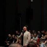 Okan Bayülgen Instagram - Repost from @tastecode • Shakespeare’in III. Richard çevirisi, Okan Bayülgen’in dokunuşuyla tiyatro sahnelerinde! Okan Bayülgen, bu yeni yüzyılın ilk çeyreğinden bakıyor Shakespeare’in Richard’ına. Modern filozofların yaklaşımlarıyla ele alarak Richard’ın gerçekliğini, Shakespeare’in Richard’ı hikâyeleştirmesini tartışmaya açıyor. Yabancı olmayı, yalnızlaşmayı, vahşileşmeyi tartışırken hayali bir tiyatro kumpanyası Shakespeare’in III. Richard’ını tekrar oynuyor. Oyuna gitmeden önce anlaşılması zor olduğuna dair yorumlar duymuştuk. Anlaşılmasının zor olduğunu düşünmüyorum ancak takip etmesi oldukça zor bir oyundu. Oyuncular sahnede mikrofondan konuşuyor yani sesler oyuncunun bulunduğu noktadan gelmiyor. Bazı noktalarda hangi oyuncunun konuştuğunu anlamak mümkün olmuyor çünkü takip ışığı mevcut değil. Oyun sonrasında tüm oyuncularla beraber Okan Bayülgen 40-45 dakika boyunca bir söyleşi gerçekleştiriyor. Muhteşem keyifli bir sohbetti. Giderseniz kesinlikle katılmanızı öneririm. Kafanızda oluşan tüm soru işaretleri bu söyleşide gideriliyor ve oyunun derinliğini, arka planını burada çok daha iyi anlıyorsunuz. Oyun İstanbul ve Ankara’da oynamaya devam ediyor. Biz yaklaşık 1 ay öncesinden biletlerimizi almıştık o yüzden acele etmenizi öneririz. Biletlere ve oyun takvimine @passo ve @biletix üzerinden ulaşabilirsiniz. Kesinlikle uluslararası standartlarda bir iş, umarız yurtdışında da oynarlar! #tiyatro #kultur #richard #kralrichard #kingrichard #musicals #musicaltheatre #musical #theater #love #okanbayülgen #follow #explore #passo #biletix #event #öneçıkar #etkinlik #trending #viral #keşfet #keşfetteyiz #beniöneçıkart #fyp #love #foryou #photooftheday #fypシ