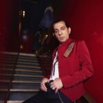 Okan Bayülgen Instagram - @retouchmagist Televizyon programlarının da ilklerini yapan bir adam olarak şimdi biraz daha sakinleştiğini söyleyebilir miyiz? Bunun nedeni, ulusal kanalların, büyük akış kanallarının artık dizi kanallarına dönüşmesi. Kişiliklerini yitirmeleri, bütün kanalların birbirine benzemesi ve bir, aynı olması ve kanalların yüzlerinin olmaması. Bundan uzun yıllar önce bir Altın Kelebek’i alırken demiştim ki "Yüzleriniz olmazsa babayı alırsınız", aynen babayı aldılar ve bugün hepsi dizicilikle para kazanmaya çalışıyorlar ve uçurumdan yuvarlandılar da daha yeri öpmediler, bu yüzden ben de haber kanallarındayım. Olmak istediğin her şey olduğunu düşünüyor musun? Hayır. Henüz istediğim gibi gitar çalamıyorum, henüz istediğim gibi yazamıyorum, iyi oynayamıyorum, henüz istediğim gibi seslendirme yapamıyorum, fotoğraf çekemiyorum, henüz istediğim gibi yönetemiyorum bir sürü işi. Huysuz biri olduğunu söyleyebilir miyiz ya da şöyle sorayım, bunun için bir çaban var mı? Kesinlikle huysuzum. Kendimle ve her şeyle barışmaya çalışıyorum, inşallah 30-40 yıl içerisinde başarmak niyetindeyim. Dada Salon Kabarett nasıl bir oluşum, şimdi ne durumda, nasıl bir işletme oldunuz? Bir işe gitmeye ihtiyacım vardı, o sırada Cumhurbaşkanımız beni bir diziyi izlememiş olduğum için ambargolamıştı. Bir iş yerine ihtiyacım vardı, sonra bu ambargo sorunu kendi kendine çözüldü amma ve lakin benim de başıma bu Dadalar kaldı. Uzun yıllardır beraber çalıştığım arkadaşlarımla beraber kimi zaman işletmeci, kimi zaman televizyoncu, kimi zaman tiyatrocu ve diğer çekim işleriyle beraber hepsini aynı kişilerle ayakta kalmaya çalışarak götürüyoruz. Genel Yayın Yönetmeni @haleceylanbarlas Röportaj @mukokaya Fotoğraflar @onurdemirdag Styling @eylmyldzz Video @yusaebrar Saç @akinunalofficiall Makyaj @rufiyekalmazzz Fotoğrafçı asistanı @yetepe Styling asistanları @iremonwork @tugbaadora Saç asistanı @volkanbayar_ Mekan @dadasalonkabarett