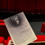 Okan Bayülgen Instagram - Repost from @tastecode • Shakespeare’in III. Richard çevirisi, Okan Bayülgen’in dokunuşuyla tiyatro sahnelerinde! Okan Bayülgen, bu yeni yüzyılın ilk çeyreğinden bakıyor Shakespeare’in Richard’ına. Modern filozofların yaklaşımlarıyla ele alarak Richard’ın gerçekliğini, Shakespeare’in Richard’ı hikâyeleştirmesini tartışmaya açıyor. Yabancı olmayı, yalnızlaşmayı, vahşileşmeyi tartışırken hayali bir tiyatro kumpanyası Shakespeare’in III. Richard’ını tekrar oynuyor. Oyuna gitmeden önce anlaşılması zor olduğuna dair yorumlar duymuştuk. Anlaşılmasının zor olduğunu düşünmüyorum ancak takip etmesi oldukça zor bir oyundu. Oyuncular sahnede mikrofondan konuşuyor yani sesler oyuncunun bulunduğu noktadan gelmiyor. Bazı noktalarda hangi oyuncunun konuştuğunu anlamak mümkün olmuyor çünkü takip ışığı mevcut değil. Oyun sonrasında tüm oyuncularla beraber Okan Bayülgen 40-45 dakika boyunca bir söyleşi gerçekleştiriyor. Muhteşem keyifli bir sohbetti. Giderseniz kesinlikle katılmanızı öneririm. Kafanızda oluşan tüm soru işaretleri bu söyleşide gideriliyor ve oyunun derinliğini, arka planını burada çok daha iyi anlıyorsunuz. Oyun İstanbul ve Ankara’da oynamaya devam ediyor. Biz yaklaşık 1 ay öncesinden biletlerimizi almıştık o yüzden acele etmenizi öneririz. Biletlere ve oyun takvimine @passo ve @biletix üzerinden ulaşabilirsiniz. Kesinlikle uluslararası standartlarda bir iş, umarız yurtdışında da oynarlar! #tiyatro #kultur #richard #kralrichard #kingrichard #musicals #musicaltheatre #musical #theater #love #okanbayülgen #follow #explore #passo #biletix #event #öneçıkar #etkinlik #trending #viral #keşfet #keşfetteyiz #beniöneçıkart #fyp #love #foryou #photooftheday #fypシ