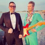 Ola Salo Instagram - I Skanör och Falsterbo, ska ni tro, huserar jag och Dompan i dagarna två och rockar Sundet. Ikväll är det dags igen för fullsatt föreställning men det kommer sättas in en extra föreställning 9/8! Vi ses!