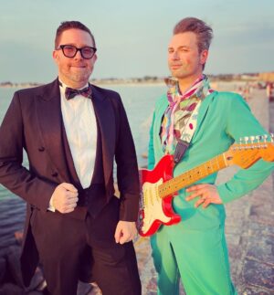 Ola Salo Instagram - I Skanör och Falsterbo, ska ni tro, huserar jag och Dompan i dagarna två och rockar Sundet. Ikväll är det dags igen för fullsatt föreställning men det kommer sättas in en extra föreställning 9/8! Vi ses!