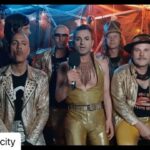Ola Salo Instagram - 𝐓𝐡𝐞 𝐀𝐫𝐤 𝐛𝐣𝐮𝐝𝐞𝐫 𝐡𝐞𝐥𝐚 𝐕ä𝐱𝐣ö 𝐩å 𝐤𝐨𝐧𝐬𝐞𝐫𝐭!⁣ ⁣ Mitt under bandets pågående kritikerrosade återföreningsturné vänder The Ark hem till Växjö för en unik kväll söndagen den 21 augusti. Med sig har de sin storslagna show som under sommaren dragit storpubliker i hela landet. Med gratiskonserten vill The Ark ge tillbaka till hemtrakterna och Växjö stad, innan de återvänder ut i landet för att slutföra sin Reunion Tour.⁣ ⁣ ”Det hade inte känts som en fullständig turné utan ett stopp i vår älskade hemstad! Vi har försökt få till en spelning i hembygden sedan turnén började planeras och kan nu äntligen berätta att det blir en spelning på Stortorget i Växjö! Det känns extra roligt att det blir en gratis spelning så att alla kan komma och fira tillsammans med oss! Det har varit en fantastisk turné och och vi har haft otroligt kul hittills men den här kvällen kommer nog bli en av sommarens stora höjdpunkter!”⁣ ⁣ Med på konserten har The Ark även det hyllade danska förbandet ”Prisma”.⁣ ⁣ Eventet arrangeras med stolthet av Växjö Citysamverkan! 💛⁣ ⁣ Var: Stortorget i Växjö city⁣ ⁣ När: Söndag 21 augusti. The Ark kl 20:00. Prisma kl 19:00.
