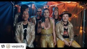 Ola Salo Instagram - 𝐓𝐡𝐞 𝐀𝐫𝐤 𝐛𝐣𝐮𝐝𝐞𝐫 𝐡𝐞𝐥𝐚 𝐕ä𝐱𝐣ö 𝐩å 𝐤𝐨𝐧𝐬𝐞𝐫𝐭!⁣
⁣
Mitt under bandets pågående kritikerrosade återföreningsturné vänder The Ark hem till Växjö för en unik kväll söndagen den 21 augusti. Med sig har de sin storslagna show som under sommaren dragit storpubliker i hela landet. Med gratiskonserten vill The Ark ge tillbaka till hemtrakterna och Växjö stad, innan de återvänder ut i landet för att slutföra sin Reunion Tour.⁣
⁣
”Det hade inte känts som en fullständig turné utan ett stopp i vår älskade hemstad! Vi har försökt få till en spelning i hembygden sedan turnén började planeras och kan nu äntligen berätta att det blir en spelning på Stortorget i Växjö! Det känns extra roligt att det blir en gratis spelning så att alla kan komma och fira tillsammans med oss! Det har varit en fantastisk turné och och vi har haft otroligt kul hittills men den här kvällen kommer nog bli en av sommarens stora höjdpunkter!”⁣
⁣
Med på konserten har The Ark även det hyllade danska förbandet ”Prisma”.⁣
⁣
Eventet arrangeras med stolthet av Växjö Citysamverkan! 💛⁣
⁣
Var: Stortorget i Växjö city⁣
⁣
När: Söndag 21 augusti. The Ark kl 20:00. Prisma kl 19:00.