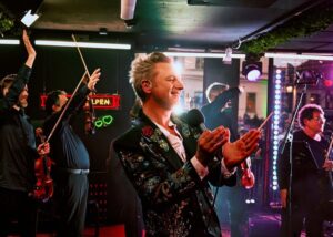 Ola Salo Instagram - Bilder från dagens stund i buren med Musica Vitae på Musikhjälpen! 📷: @daniel_stigefelt