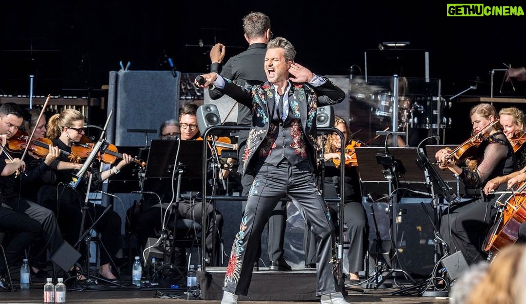Ola Salo Instagram - Tack Huskvarna Folkets Park, Jönköpings Sinfonietta och Jonas Nydesjö för en härlig sensommarafton. Inte minst tack till alla er som kom och sjöng och klappade hade skoj med oss i solskenet! Foto: Lars Kroon