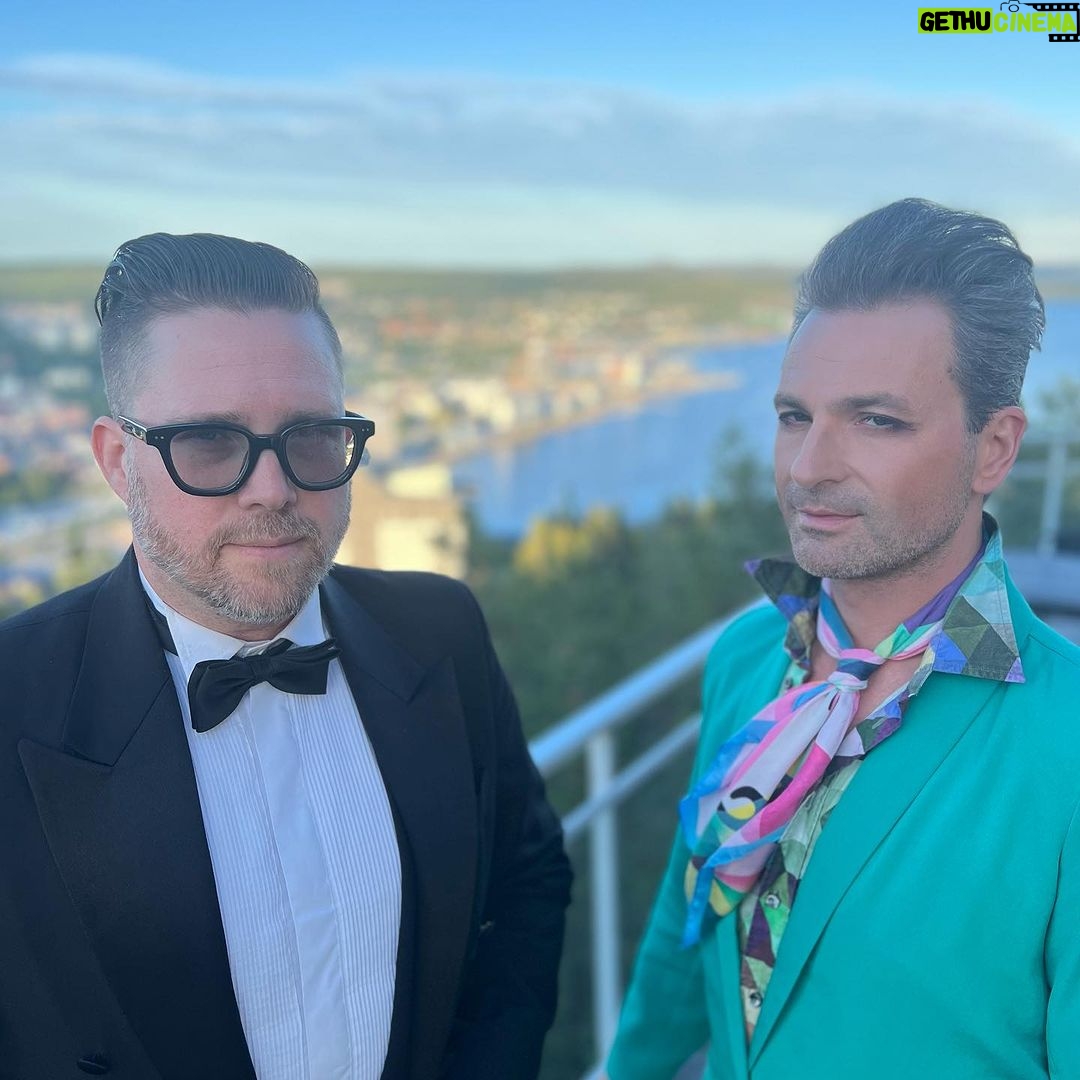 Ola Salo Instagram - Vilken njutning att få tillbringa ljusa sommarkvällar i Norrland! Ikväll kör vi för andra kvällen i rad på Nöjesbolaget i Ö-vik! Vi är laddade! Ångermanland, nu kör vi!