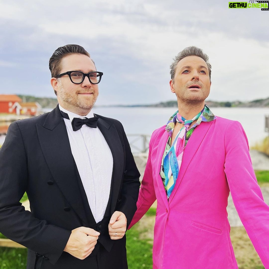 Ola Salo Instagram - Nösund Dorma… diktade Puccini en gång i tiden när han besökte denna plats. Fullt förståeligt när du ser denna undersköna och fridfulla lagun. Gårdagen var en en brakfest och ikväll kör vi igen! Vincero!