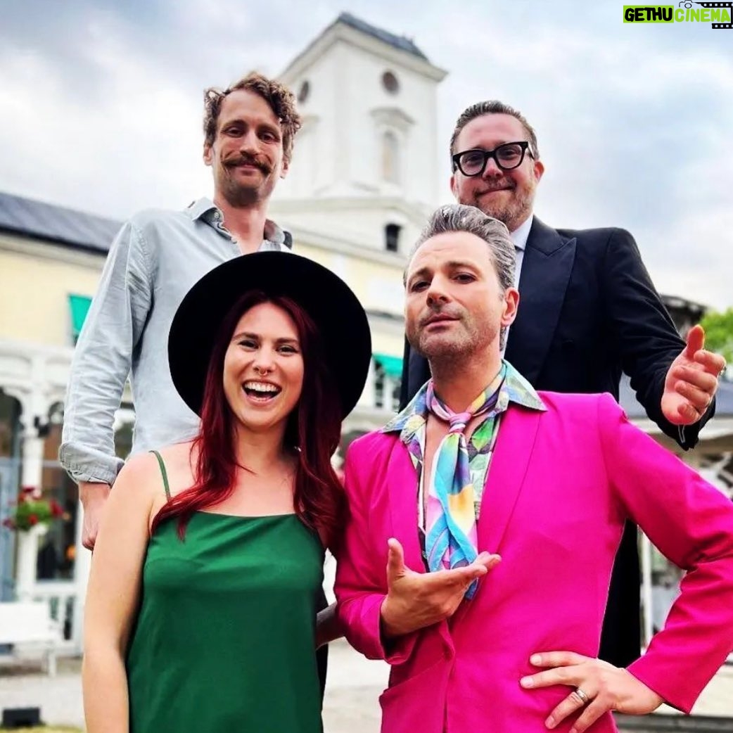 Ola Salo Instagram - Tack Söderköping för två oförglömliga aftnar i tvättäkta Belle époque-anda på Brunnshotellet. Framför allt skall vi alltid minnas gårdagens episka gästspel av Sveriges Mr & Mrs Harmonica: @elinoberg_harmonica och @what_the_hellberg ! Tack Elin och Andreas, ni är fantastiska!