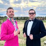 Ola Salo Instagram – “Ja, den strålen som ligger så blänkande och lång / ifrån aftonrodnans fäste över Siljan” -Precis vid den befinner vi oss ikväll för att underhålla festglada masar och kullor. Tillbaka till mina rötter med andra ord!