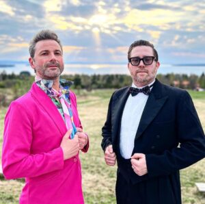 Ola Salo Instagram - “Ja, den strålen som ligger så blänkande och lång / ifrån aftonrodnans fäste över Siljan” -Precis vid den befinner vi oss ikväll för att underhålla festglada masar och kullor. Tillbaka till mina rötter med andra ord!