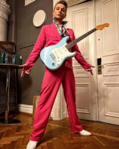 Ola Salo Instagram - Tack Varberg för en härlig helg. En underbar start för Dompans och min nya duo-turné. Och premiär för min nya Psychedelic Technicolor Elvis-look inte minst. 📷: @christopherdompandominique