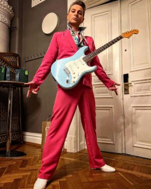 Ola Salo Instagram - Tack Varberg för en härlig helg. En underbar start för Dompans och min nya  duo-turné. Och premiär för min nya Psychedelic Technicolor Elvis-look inte minst. 📷: @christopherdompandominique