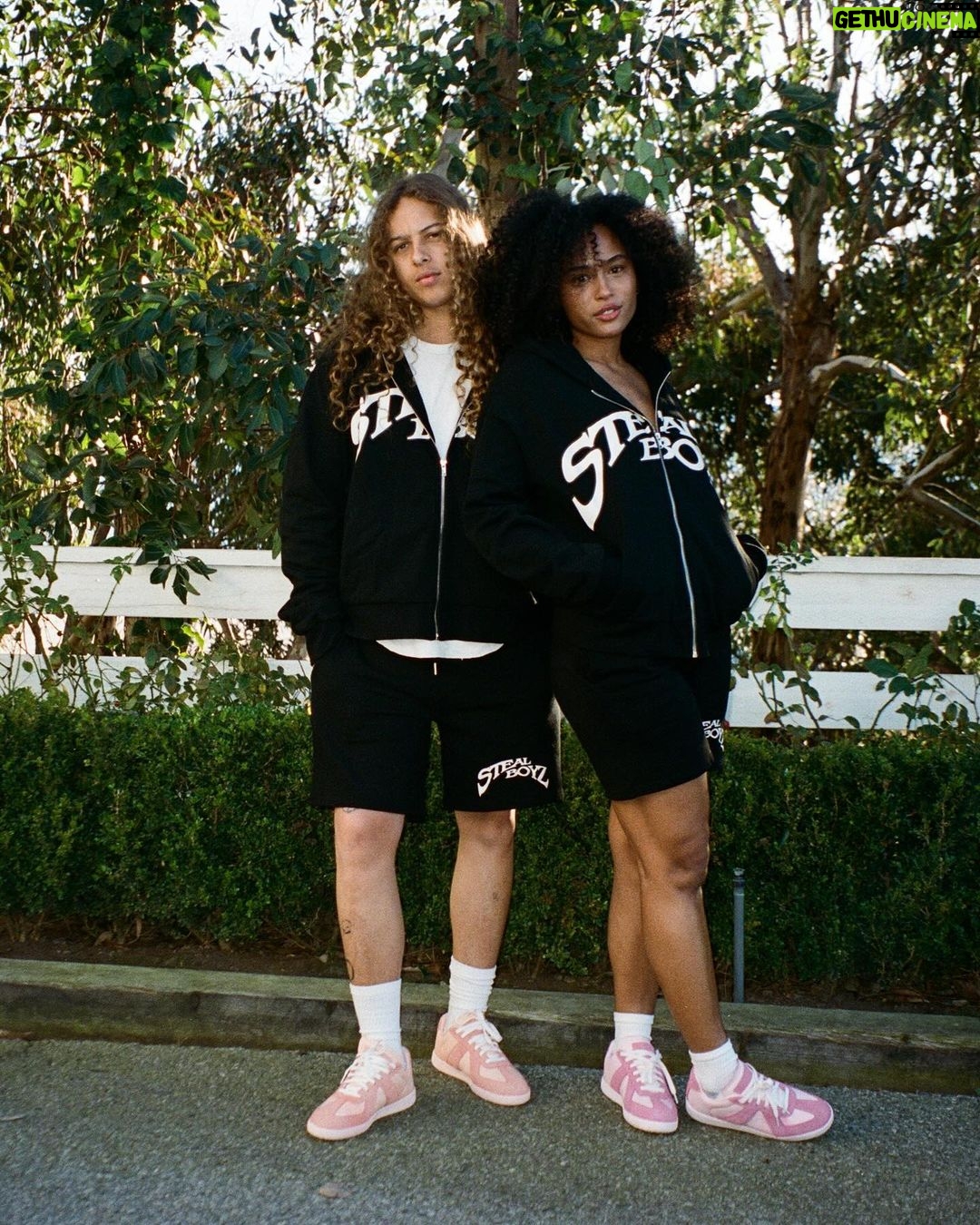 Olan Prenatt - 14.2K Likes - Arch Logo sweatsuits dropping this Friday 2/16 12pm PST ✨
www.stealboyz.com
Limited quantity, All items are in hand ready to ship.
Shot on film 🎞️
$80 Hoodie
$40 shorts
$110 for the set