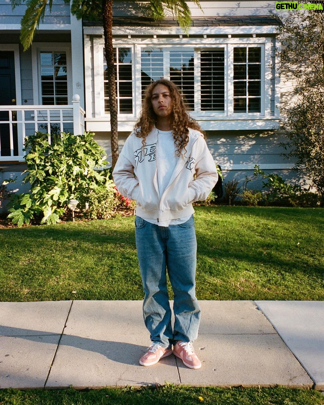 Olan Prenatt - 14.2K Likes - Arch Logo sweatsuits dropping this Friday 2/16 12pm PST ✨
www.stealboyz.com
Limited quantity, All items are in hand ready to ship.
Shot on film 🎞️
$80 Hoodie
$40 shorts
$110 for the set