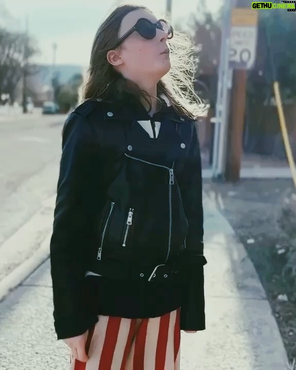 Olive Elise Abercrombie Instagram - Just hangin’ around bein’ a bird whisperer (as usual) 🦅 Santa Fe, New Mexico