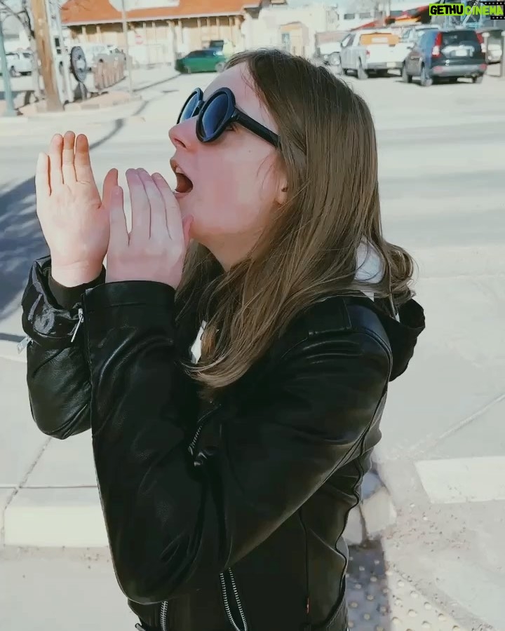 Olive Elise Abercrombie Instagram - Just hangin’ around bein’ a bird whisperer (as usual) 🦅 Santa Fe, New Mexico