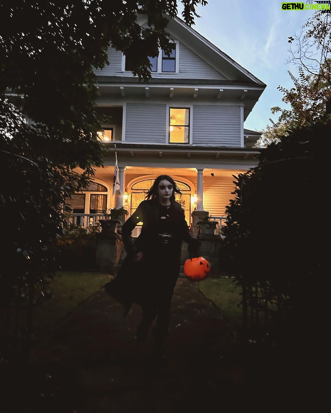 Olive Elise Abercrombie Instagram - “You Heard Me Rapping, Right?” 🎃 🐦⬛ #ericdraven #halloween2023