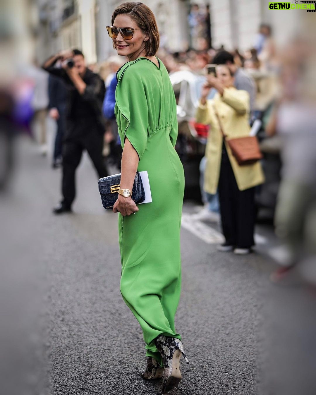 Olivia Palermo Instagram - π @victoriabeckham | SS24 with @victoriabeckhambeauty | #PFW ππΆοΈπ: @victoriabeckham π’: @stuartweitzman π: @shaynagold for @victoriabeckhambeauty ππΌββοΈ: @stefanbertin π·: (1) @essbeephoto (2) @wheresmydriver (3,4) @marwan_photographer (5) @samsphotographyparis (6) @darren_gerrish Paris, France
