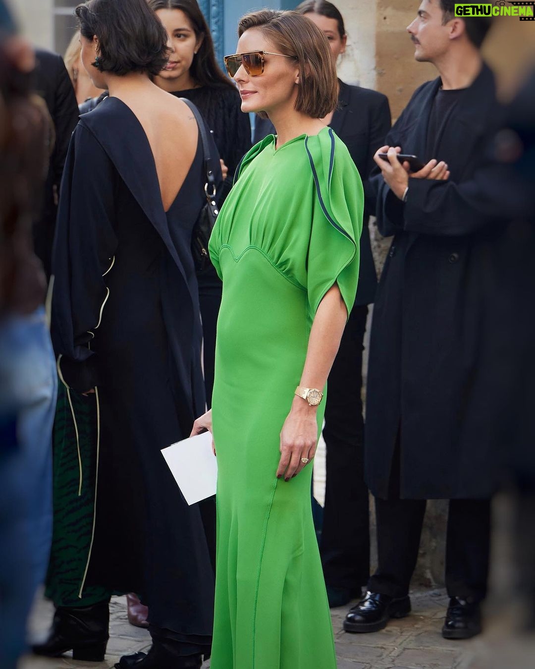 Olivia Palermo Instagram - π @victoriabeckham | SS24 with @victoriabeckhambeauty | #PFW ππΆοΈπ: @victoriabeckham π’: @stuartweitzman π: @shaynagold for @victoriabeckhambeauty ππΌββοΈ: @stefanbertin π·: (1) @essbeephoto (2) @wheresmydriver (3,4) @marwan_photographer (5) @samsphotographyparis (6) @darren_gerrish Paris, France
