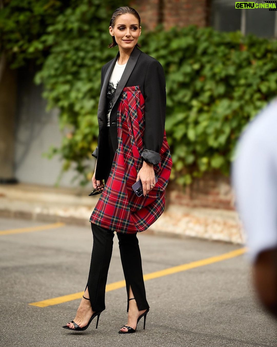 Olivia Palermo Instagram - Stepping into @MilanFashionWeek ๐๐ผโโ๏ธ๐ฎ๐น๐ฅ๐๐ป๐ happy to be back! ๐๐ผโโ๏ธ @niky_epi ๐ @chykapuka ๐ @antoniomarrasofficial and @jonathansimkhai @simkhai @favorite.daughter ๐ @giuseppezanotti Milan, Italy