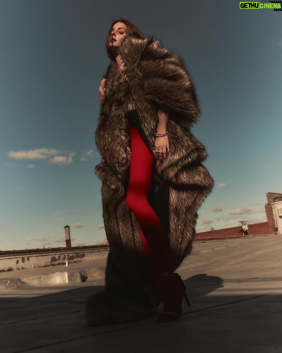 Olivia Palermo Instagram - 🐻 @wwd Weekend Cover, December 2023 Fashion: @coperni @cartier @falke Photography: @myrthegiesbers Styling: @thealexbadia Fashion Market: @elmercer @twallz21 Fashion Assistants: @jaristark @kimberlyinfant Hair: @_andrewcchen_ Makeup: @walterobal Visual Media Director: @jgreenery