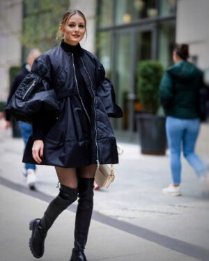 Olivia Palermo Instagram - Power Puff Girl 🖤

📷: @thestewartofny 
🧥: @simonerocha_ 
👕: @burberry 
🩳: @zara 
👢: @stuartweitzman 
👛: @dior