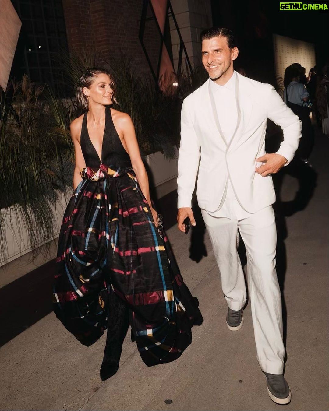Olivia Palermo Instagram - His & Hers Armani π©πΌββ€οΈβπ¨π» In vintage @giorgioarmani PrivΓ© Spring 2013 and new @stuartweitzman boots for #GAonenightonlyVenezia ππ’ π: @sam_tsan for @charlottetilbury ππΌββοΈ: @marcoromanohairartist Venice, Italy