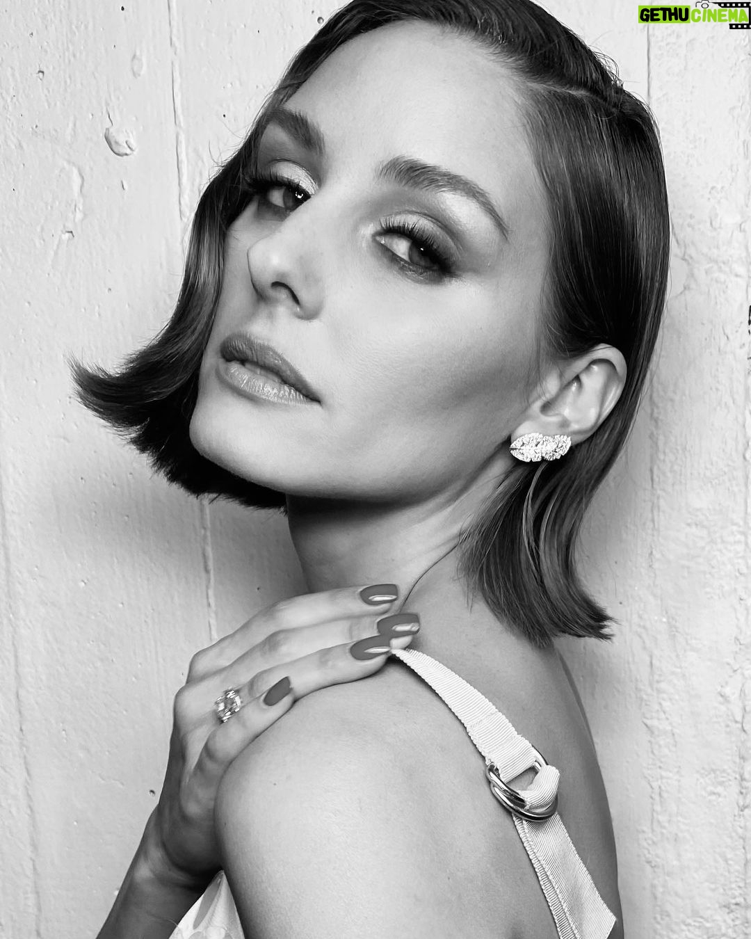 Olivia Palermo Instagram - Bringing the glamour💕✨💫thank you boys 🥰✨💃🏻@michaelsilvahair @walterobal @simkhai