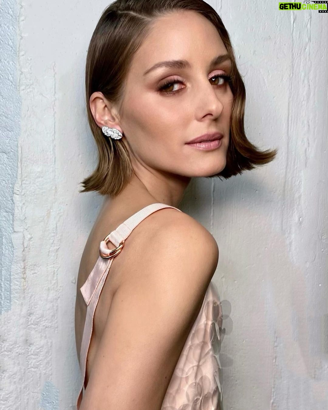 Olivia Palermo Instagram - Bringing the glamour💕✨💫thank you boys 🥰✨💃🏻@michaelsilvahair @walterobal @simkhai