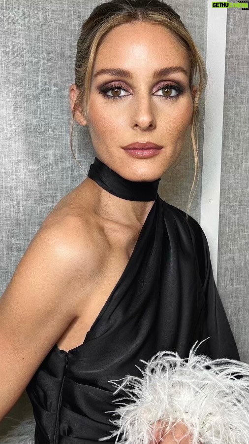 Olivia Palermo Instagram - Last night’s pre-holiday soiree look 🖤🤍 💄: @andrea_tiller 💇🏼♀️: @kenna_hair_ 👗: @patbo 👢: @stuartweitzman New York, New York