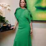 Olivia Palermo Instagram - 💚 @victoriabeckham | SS24 with @victoriabeckhambeauty | #PFW 👗🕶️👛: @victoriabeckham 👢: @stuartweitzman 💄: @shaynagold for @victoriabeckhambeauty 💇🏼‍♀️: @stefanbertin 📷: (1) @essbeephoto (2) @wheresmydriver (3,4) @marwan_photographer (5) @samsphotographyparis (6) @darren_gerrish Paris, France