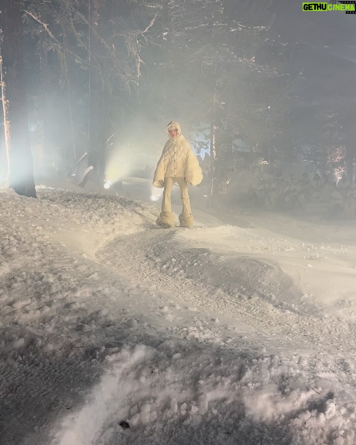 Olivia Palermo Instagram - A perfect Moncler weekend! β·οΈπΏπ§€π§£ποΈThank youπ @remoruffini ππ»π and to the @moncler team as well ππ»π for an incredible weekend! And an extra thank you to Teodora @kulmhotel β¨ππ» youβre the best ! β¨ Sankt Moritz