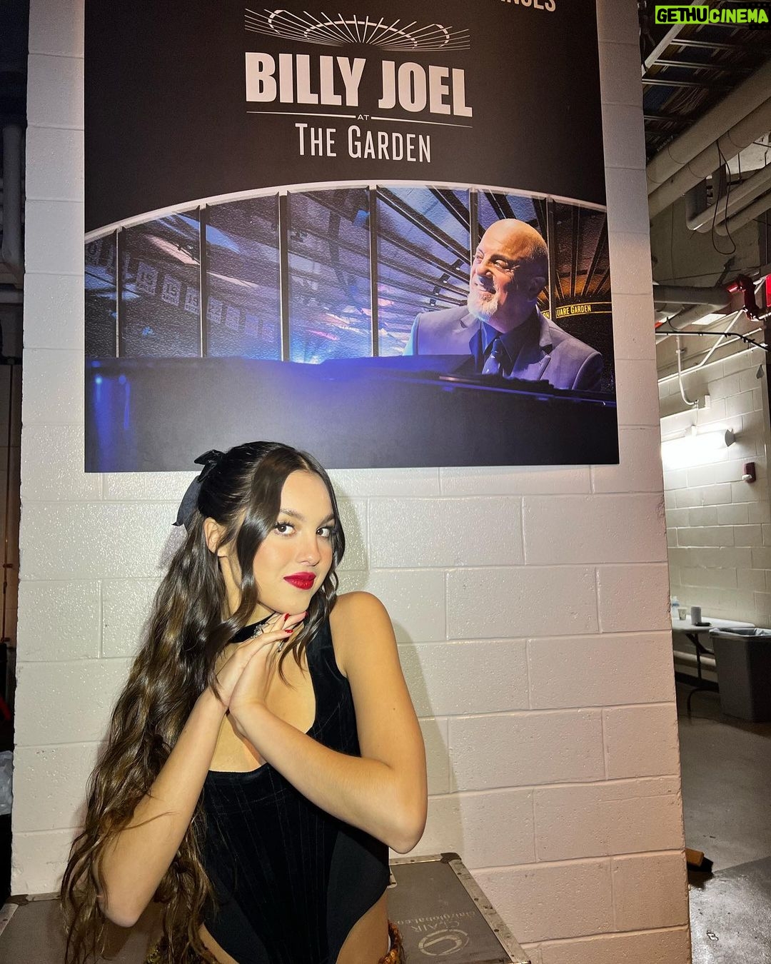 Olivia Rodrigo Instagram - literally because you played her uptown girlβ¦ such an honor to perform with one of the best songwriters alive last night. Billy Joel 4 life!!!!! ππΈππ¦ Madison Square Garden