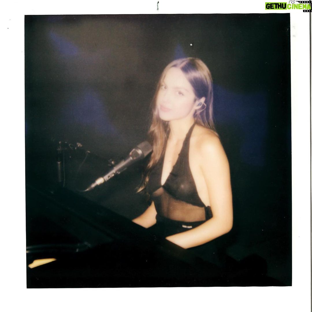 Olivia Rodrigo Instagram - live piano version of vampire is out now!!! thank u guys for buying and streaming and watching!!! love yβallπ§πΌββοΈπ§πΌββοΈπππ