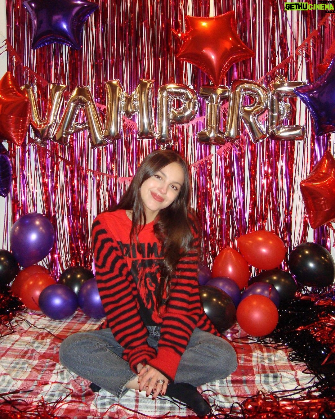 Olivia Rodrigo Instagram - thank you thank you thank you for all the love u guys have been showing vampire💌❤️ i am so excited for this new chapterrrrr 🫶🏼🫶🏼🫶🏼🫶🏼🫶🏼