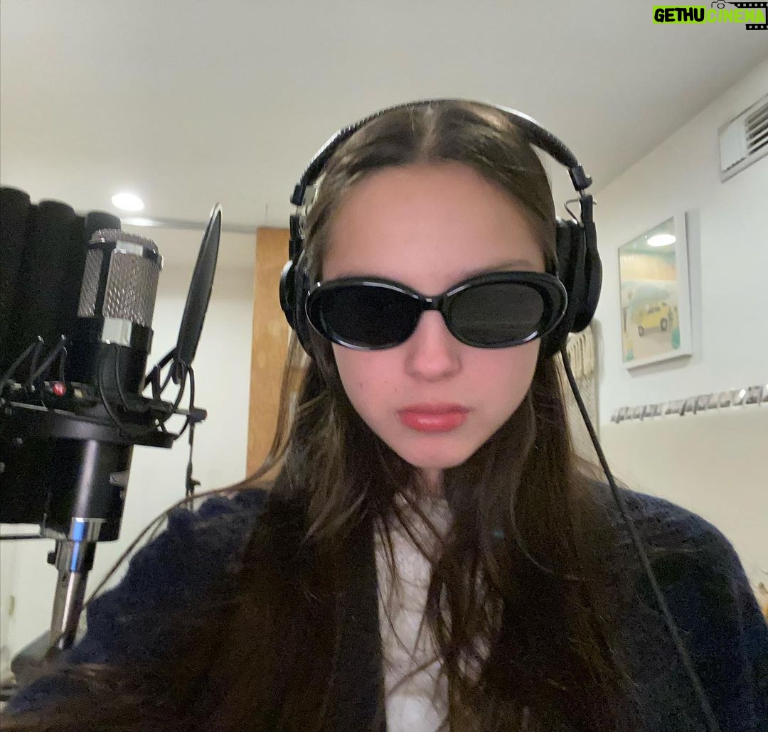 Olivia Rodrigo Instagram - 2day is my last day of being a teenage dirtbag😎