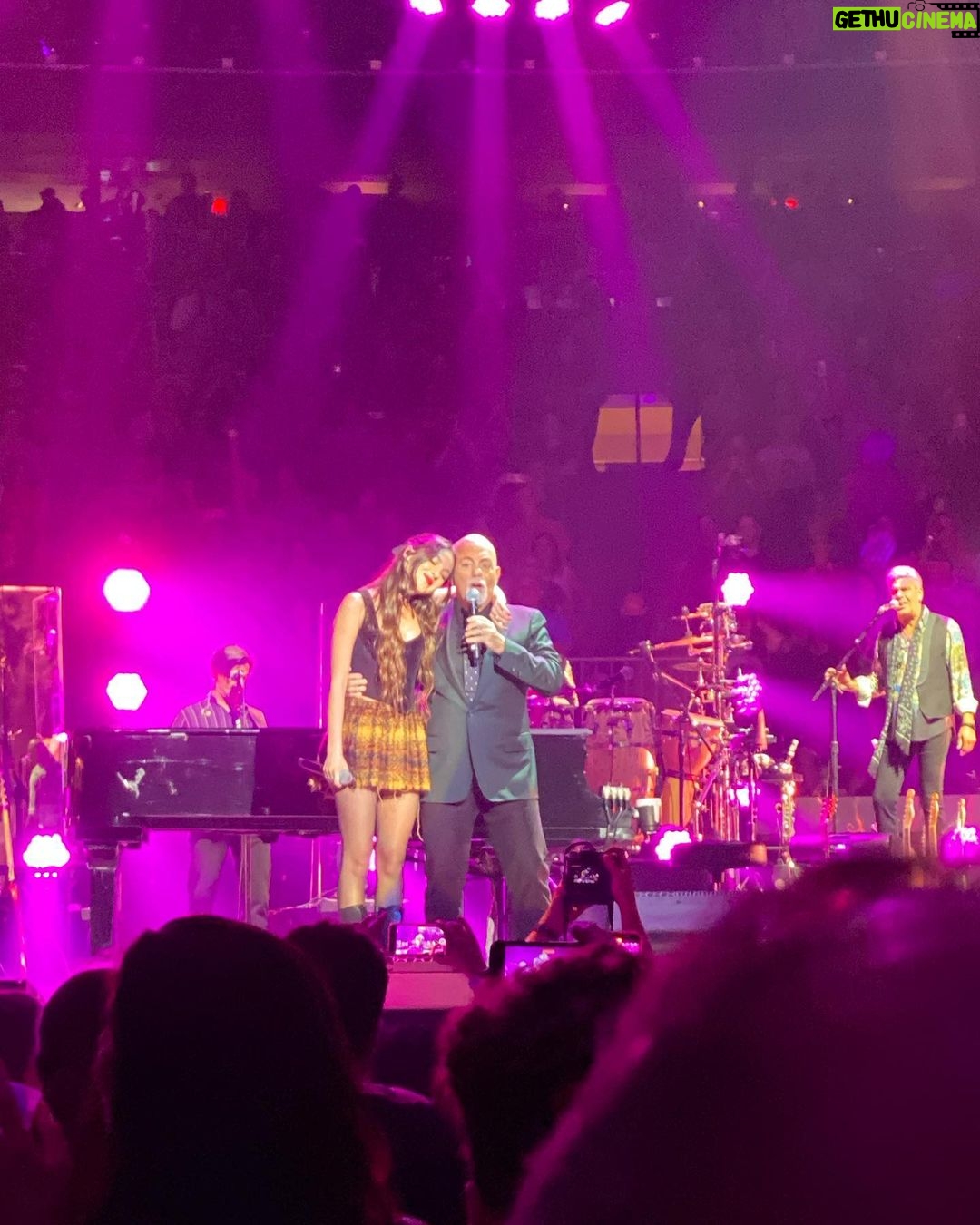 Olivia Rodrigo Instagram - literally because you played her uptown girlβ¦ such an honor to perform with one of the best songwriters alive last night. Billy Joel 4 life!!!!! ππΈππ¦ Madison Square Garden
