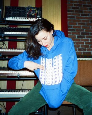 Olivia Ruiz Instagram - Holà todos
J-15 avant la sortie de La Réplique, alors à vos précos tant que j’ai le stylo en main pour signer vos vinyles et autres cartes postales 😉
Je vous embrasse

Photos et vidéo studio @ilanbrk_ 
Cover album photo @charlotteabramow - graphisme @jsph_bnt.illustration