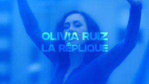 Olivia Ruiz Instagram - On a vidé le toit des Docks des Sud à Marseille pour nous y poser avec @l.warren et sa compagnie, @riftassociation, à laquelle s’est jointe mon amie @beawarrand , danseuse et coach de poigne ❤️
En bougeant toute la journée sous 40 degrés, il ne nous fut pas trop difficile de jouer « l’effort » et « le dépassement de soi » que le scénario demandait dans le jeu chorégraphique. 😅🥵
Merci à cette team de rêve pour l’engagement et la joie ! @videodrome_directors @asmfilms_ @nicolasboualami @agnesjoffre @arthursachel @rossinante_paris @sylvain.taillet …
J’espère que le clip saura vous embarquer! (Lien dans la bio)
Je vous embrasse
Olivia