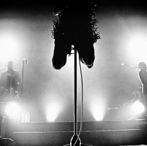 Olivia Ruiz Instagram - Souvenirs de ce temps où je venais à vous et où vous me faisiez pousser des ailes...
Je vous embrasse
Olivia

#lecalmeetlatempête #ruizteam #tournée #adrénaline #femmevolante #concert #essentiel 📸: @nicolaspatault